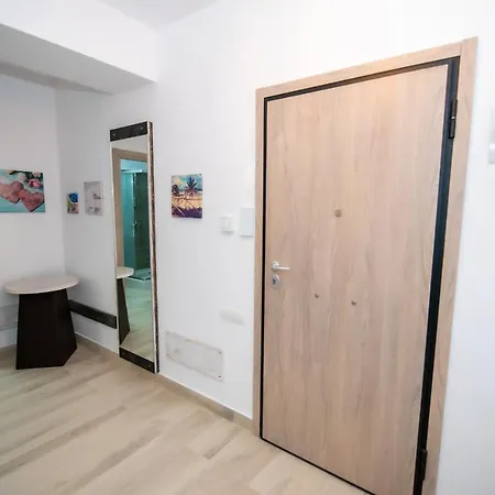 Lovely Marina Surf Apartment With Balcony And Private Parking דירה